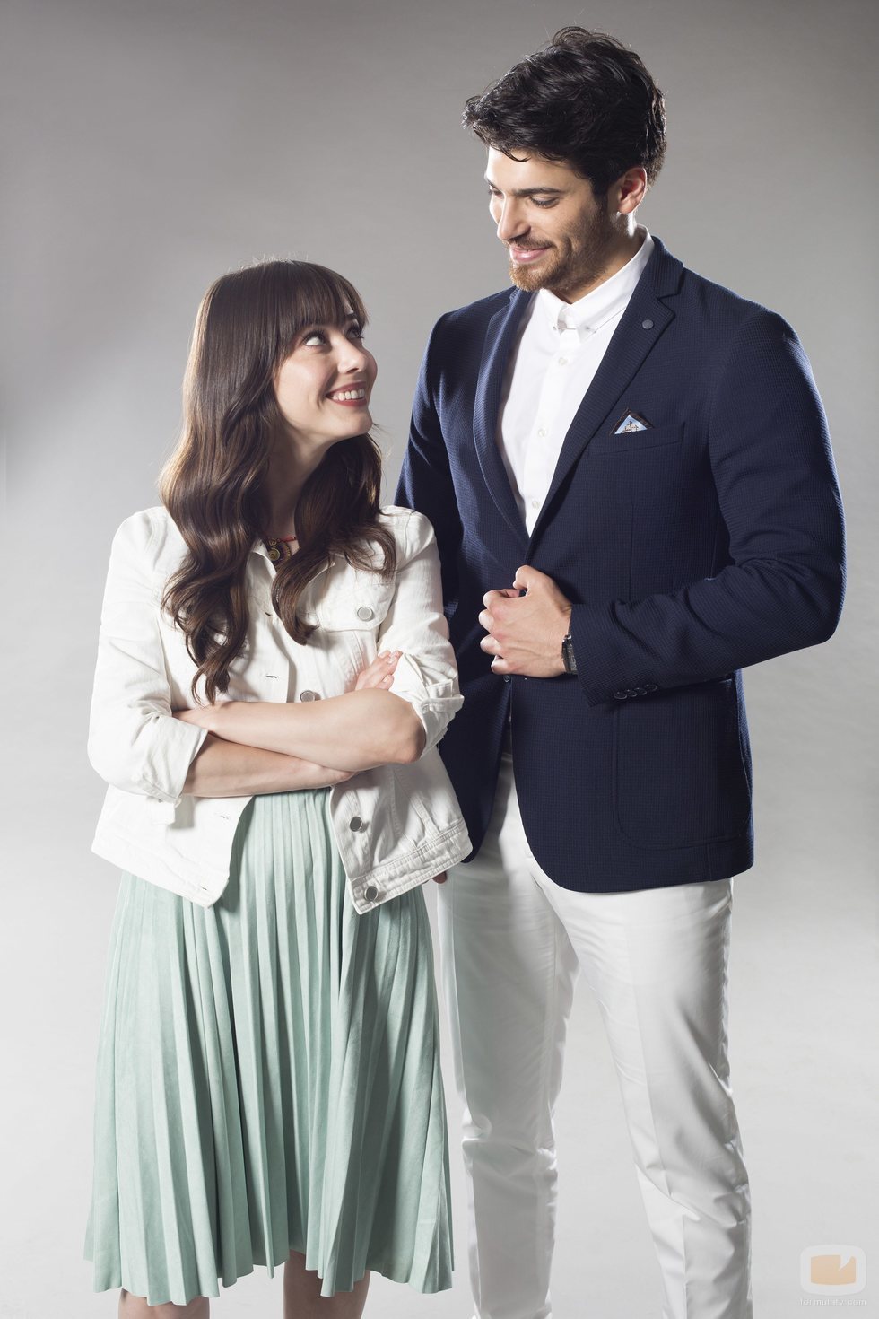 Özge Gürel y Can Yaman se miran cómplices en 'Dolunay'