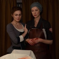 Sophie Skelton y Caitriona Balfe en la quinta temporada de 'Outlander'