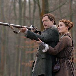 Richard Rankin y Sophie Skelton en la quinta temporada de 'Outlander'