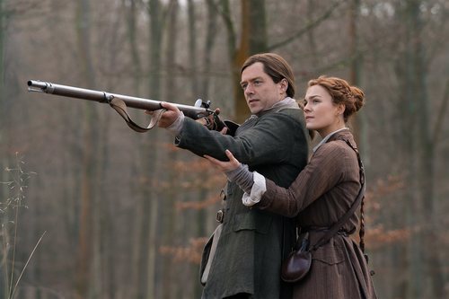 Richard Rankin y Sophie Skelton en la quinta temporada de 'Outlander'