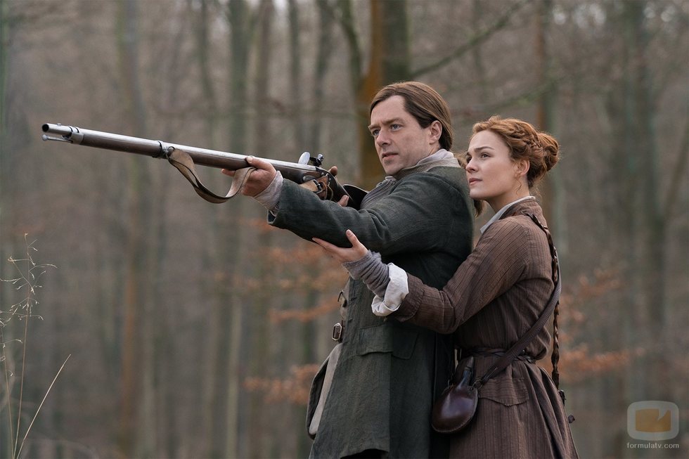 Richard Rankin y Sophie Skelton en la quinta temporada de 'Outlander'
