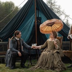 Richard Rankin y Maria Doyle Kennedy en la quinta temporada de 'Outlander'