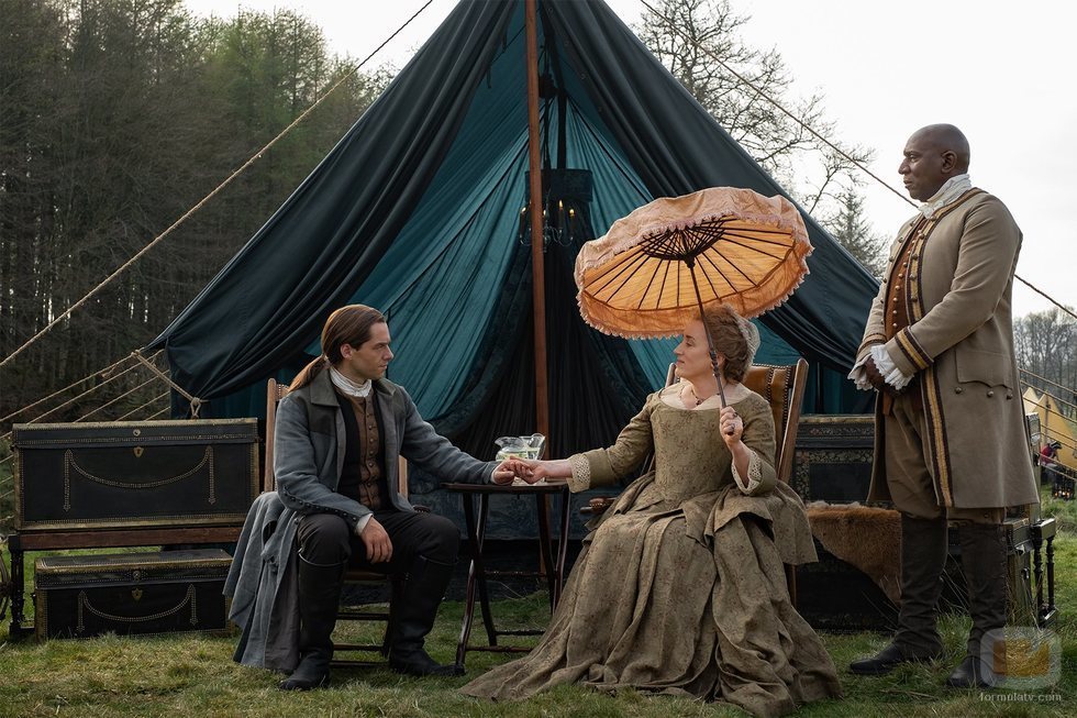 Richard Rankin y Maria Doyle Kennedy en la quinta temporada de 'Outlander'