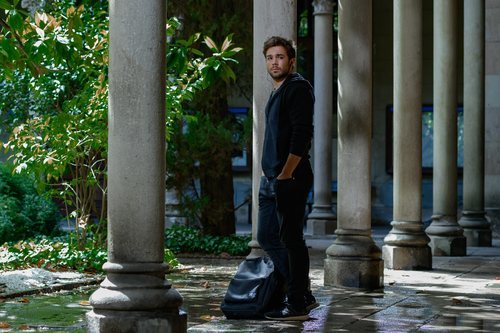 Pol Rubio con cara de preocupación en 'Merlí: Sapere Aude'