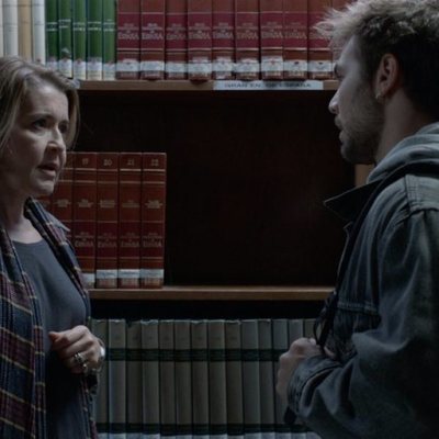 María Bolaño y Pol Rubio en la bibioteca en 'Merlí: Sapere Aude'