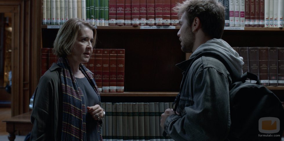 María Bolaño y Pol Rubio en la bibioteca en 'Merlí: Sapere Aude'