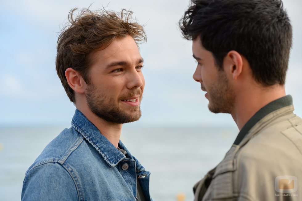 Pol Rubio y Bruno Bergeron sonríen en 'Merlí: Sapere Aude'