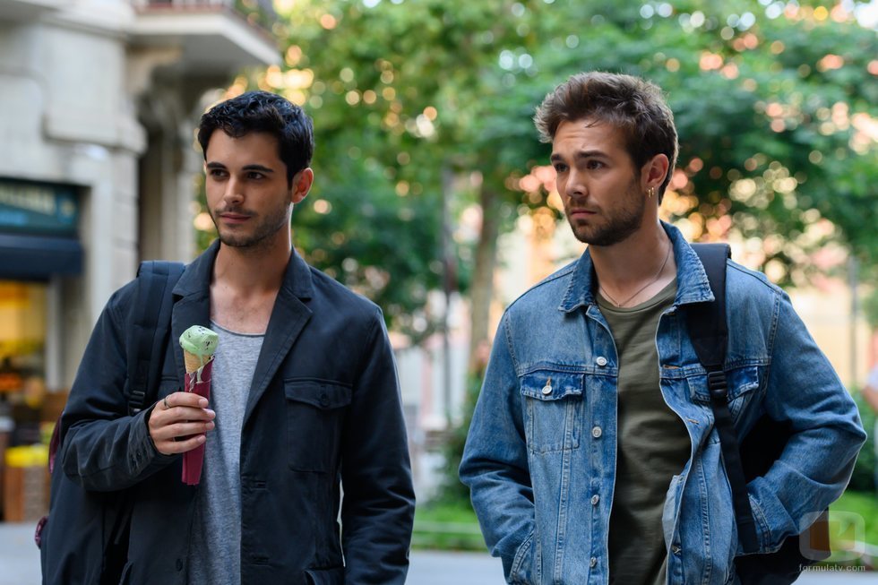 Bruno y Pol pasean en 'Merlí: Sapere Aude'