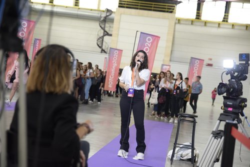 Una chica participa en el primer casting de 'OT 2020' en Barcelona