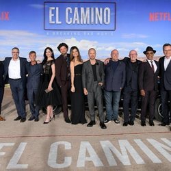 El equipo de 'El Camino: Una película de Breaking Bad' junto a invitados especiales
