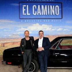Aaron Paul y Vince Gilligan en la premiere de 'El Camino: Una película de Breaking Bad'