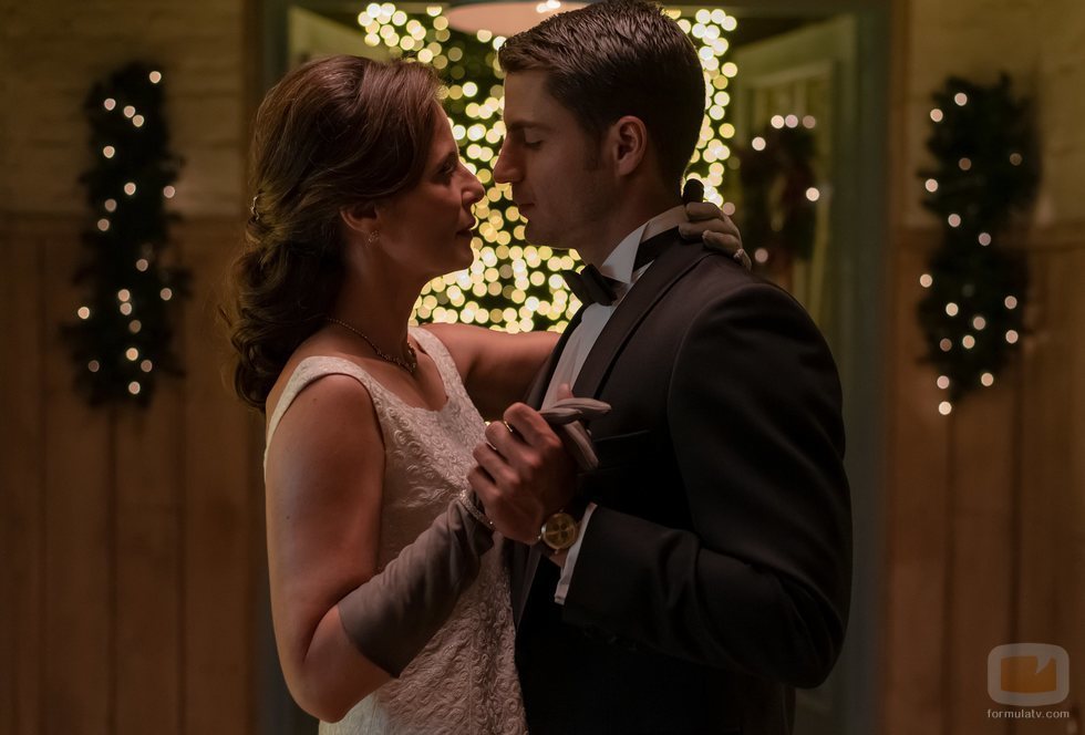 Maxi Iglesias y Aitana Sánchez-Gijón en 'Velvet colección'