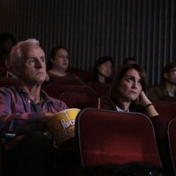 Sarah y Dennis en el cine en un capítulo de 'Modern Love'