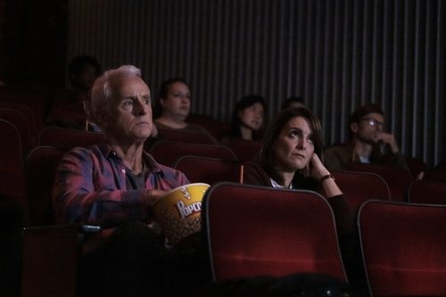 Sarah y Dennis en el cine en un capítulo de 'Modern Love'