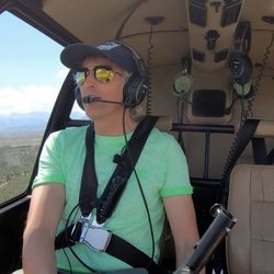 Jesús Calleja pilota su helicóptero en 'Volando voy'