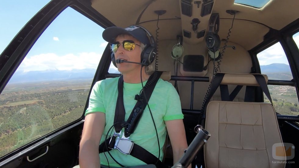 Jesús Calleja pilota su helicóptero en 'Volando voy'