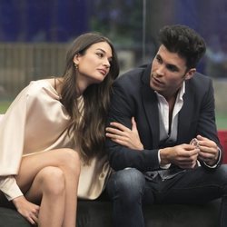 Estela Grande sujeta el brazo de Kiko Jiménez, en la Gala 6 de 'GH VIP 7'