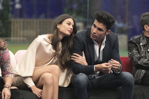 Estela Grande sujeta el brazo de Kiko Jiménez, en la Gala 6 de 'GH VIP 7'