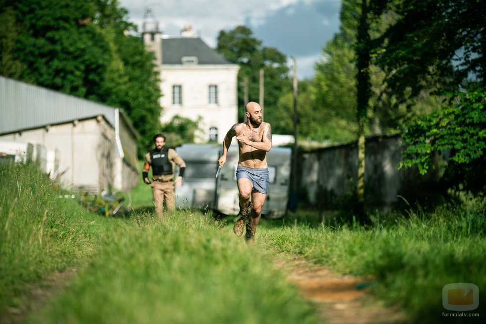 Adam Belmont persigue a un sospechoso en 'Trauma'