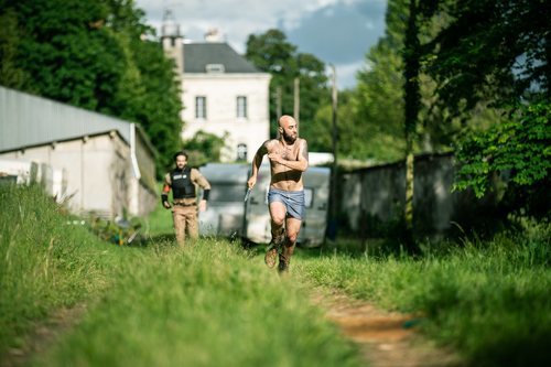 Adam Belmont persigue a un sospechoso en 'Trauma'