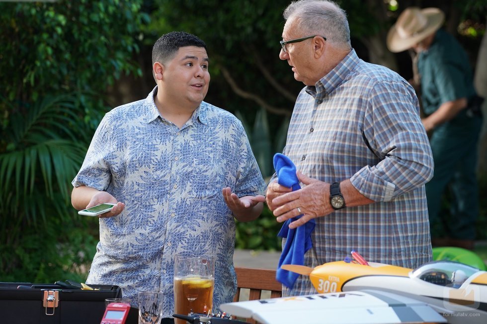 Manny Delgado y Jay Pritchett en la temporada 11 de 'Modern Family'