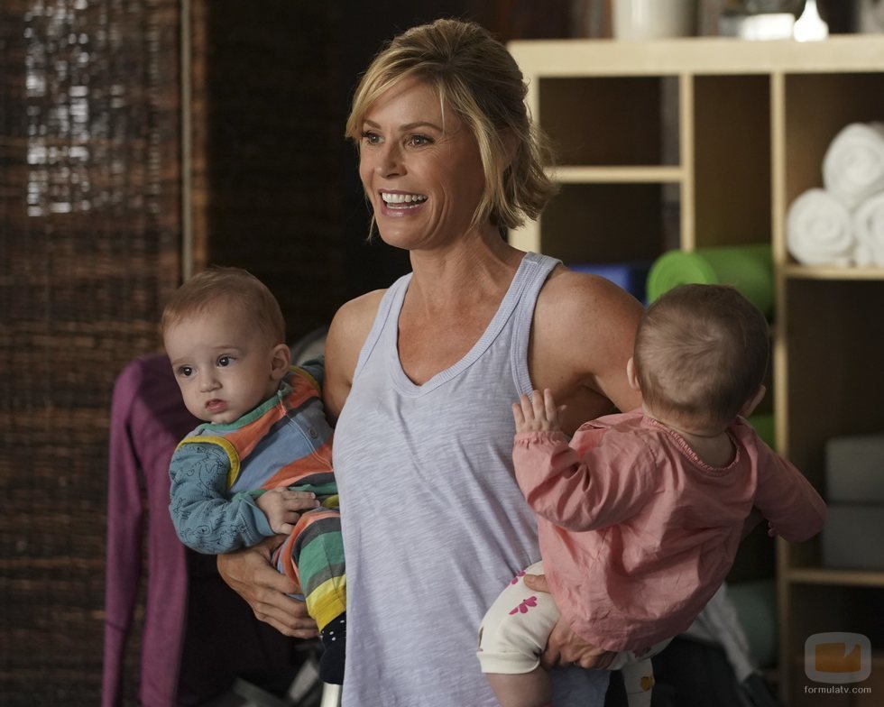 Claire Dunphy junto a sus nietos en la temporada 11 de 'Modern Family'