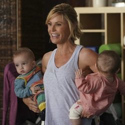 Claire Dunphy junto a sus nietos en la temporada 11 de 'Modern Family'