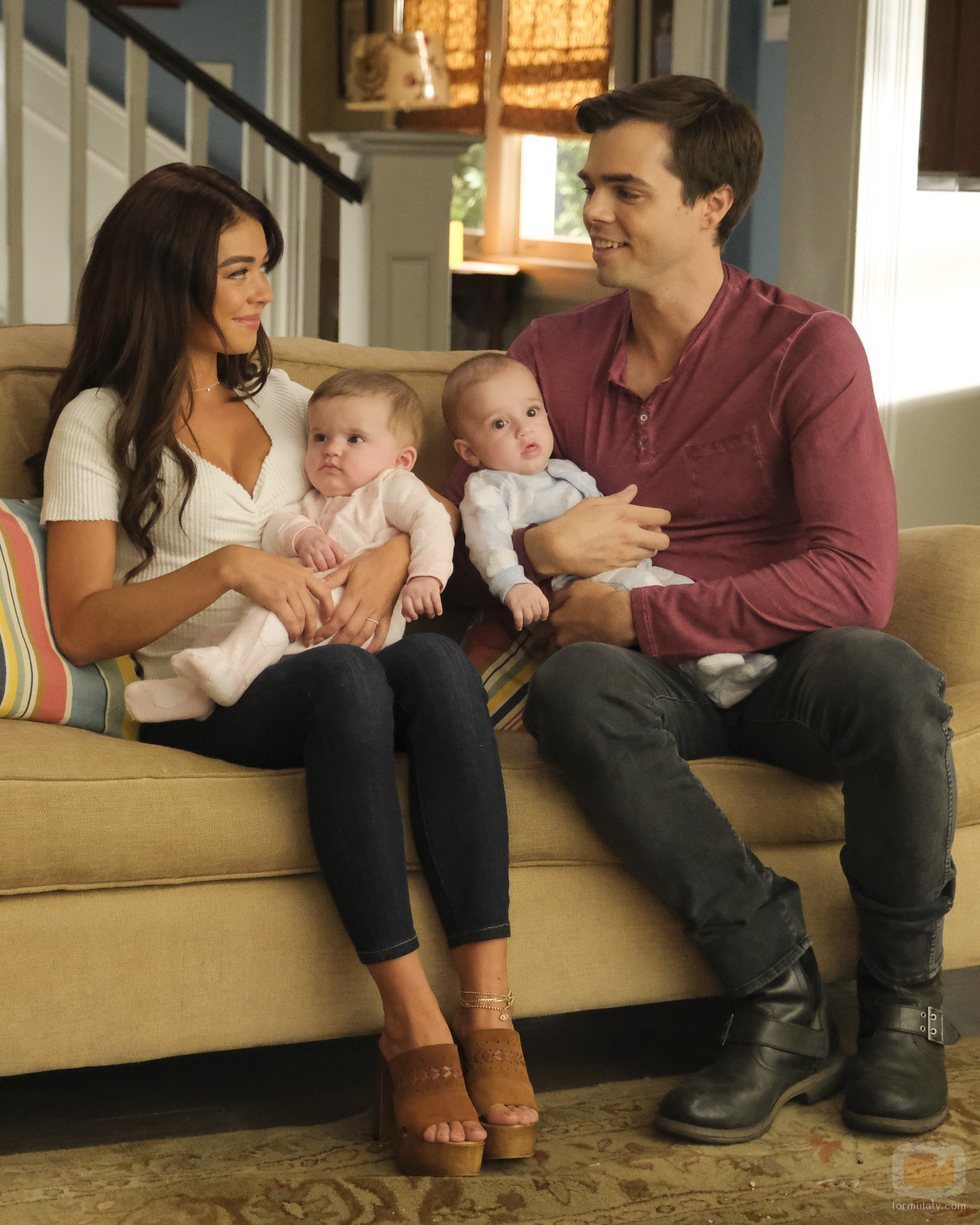 Haley y Marshall junto a sus mellizos en la temporada 11 de 'Modern Family'