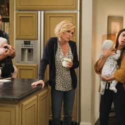 Phil, Claire y Haley Dunphy con los mellizos en la temporada 11 de 'Modern Family'