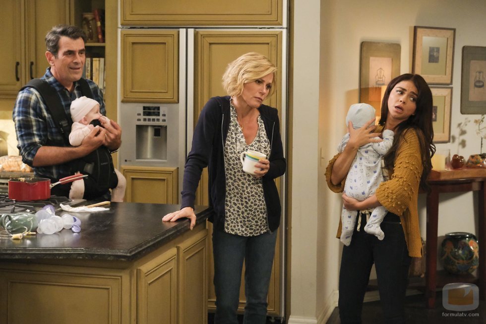 Phil, Claire y Haley Dunphy con los mellizos en la temporada 11 de 'Modern Family'