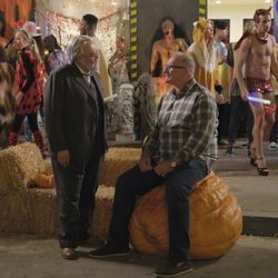 Manny y Jay en una fiesta de Halloween en la temporada 11 de 'Modern Family'