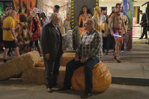 Manny y Jay en una fiesta de Halloween en la temporada 11 de 'Modern Family'