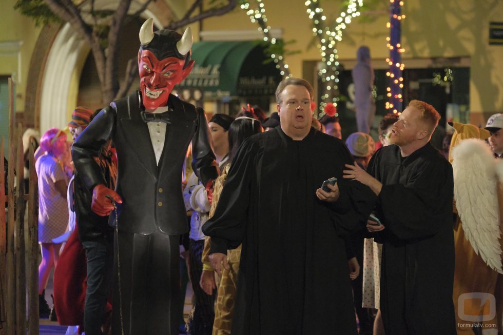 Cameron y Mitchell en una fiesta de Halloween en la temporada 11 de 'Modern Family'