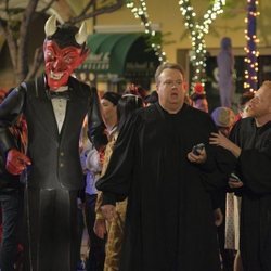 Cameron y Mitchell en una fiesta de Halloween en la temporada 11 de 'Modern Family'