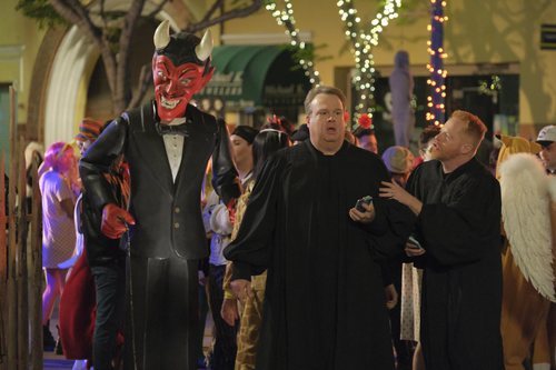 Cameron y Mitchell en una fiesta de Halloween en la temporada 11 de 'Modern Family'