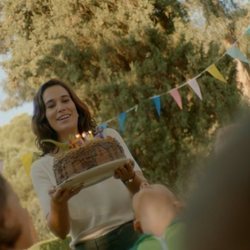 Celia Freijeiro lleva una tarta en 'Vida perfecta'
