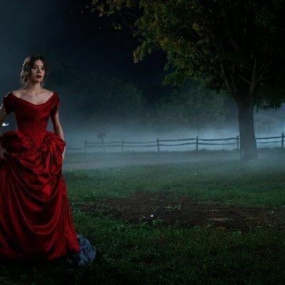 Hailee Steinfeld es Emily Dickinson en 'Dickinson'
