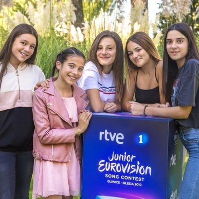 Melani García junto a sus coristas para Eurovisión Junior 2019