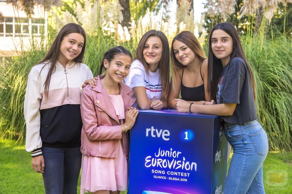 Melani García junto a sus coristas para Eurovisión Junior 2019