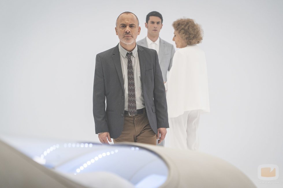 Javier Gutiérrez, Alejo Sauras y Julia Gutiérrez Caba en una escena del 3x04 de 'Estoy vivo'