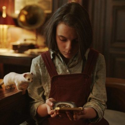 Dafne Keen es Lyra en 'La materia oscura'