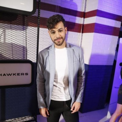 Agoney ('OT 2017') en la fiesta de una famosa revista