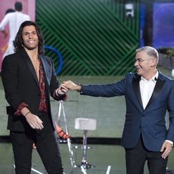 Jorge Javier Vázquez con el hermano de Gianmarco, Luca Onestini, en la Gala 7 de 'GH VIP 7'