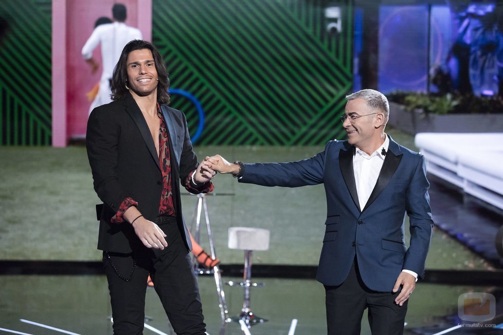 Jorge Javier Vázquez con el hermano de Gianmarco, Luca Onestini, en la Gala 7 de 'GH VIP 7'