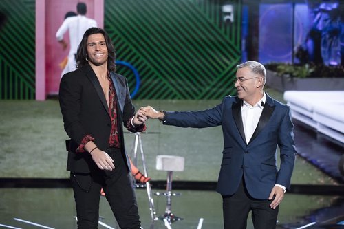 Jorge Javier Vázquez con el hermano de Gianmarco, Luca Onestini, en la Gala 7 de 'GH VIP 7'
