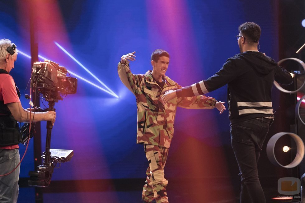El Cejas se acerca a abrazar a su defensor en la Gala 8 de 'GH VIP 7'