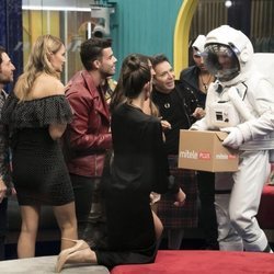 Los concursantes de 'GH VIP 7' con un astronauta en la Gala 8