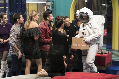 Los concursantes de 'GH VIP 7' con un astronauta en la Gala 8