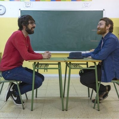 Quique Peinado y Manuel Burque en un colegio grabando 'Radio Gaga'