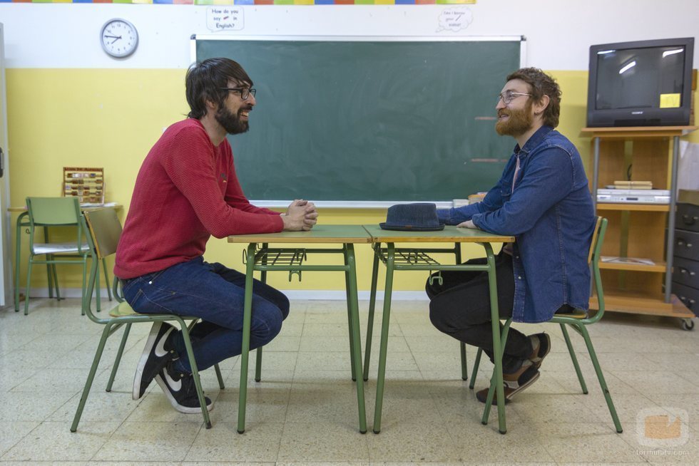 Quique Peinado y Manuel Burque en un colegio grabando 'Radio Gaga'
